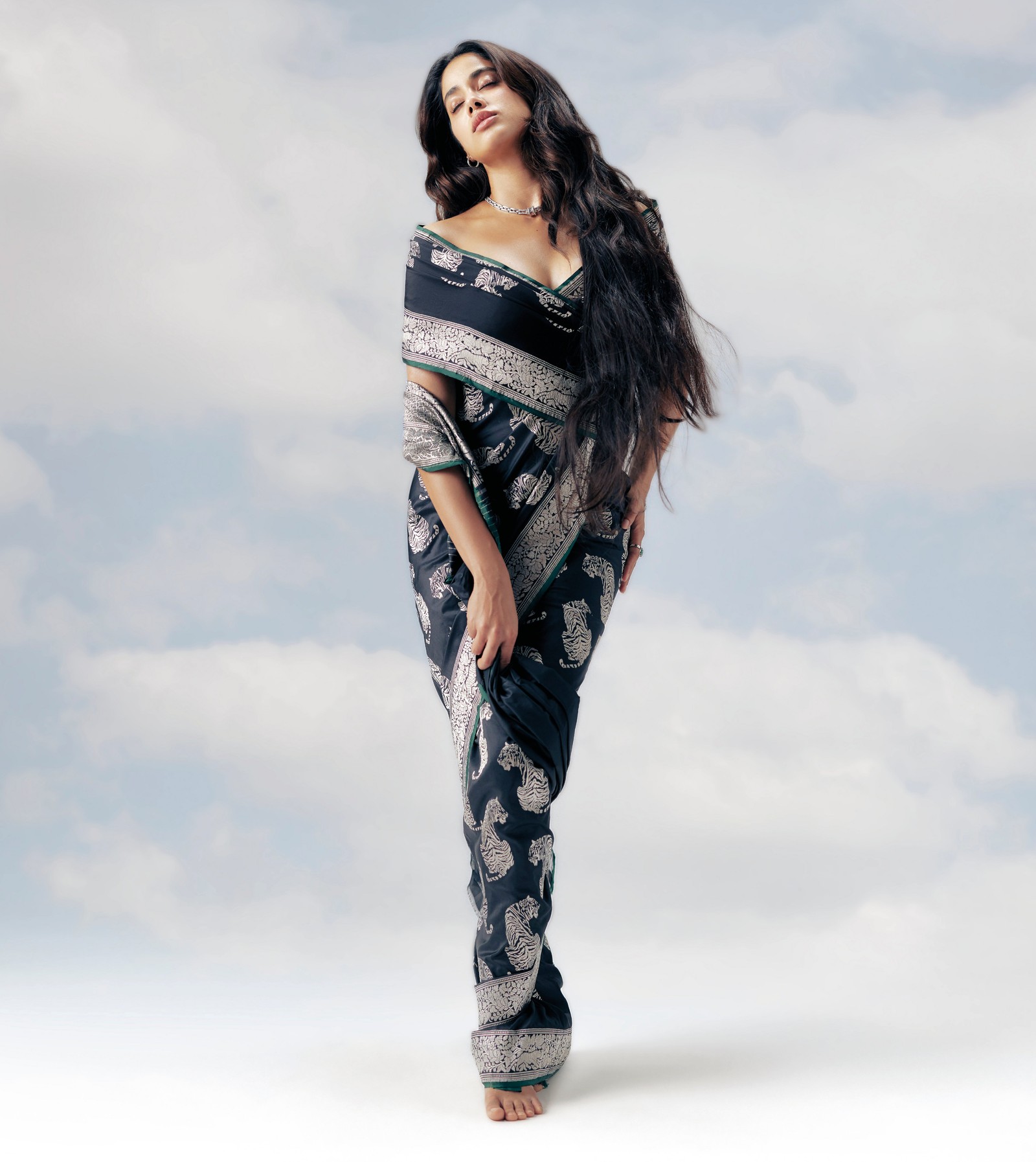 Uma mulher em um sari posando para uma foto (janhvi kapoor, sari, saree, revista elle, atriz indiana)