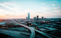 Paisaje urbano vibrante durante el día: Vista del horizonte de un área metropolitana