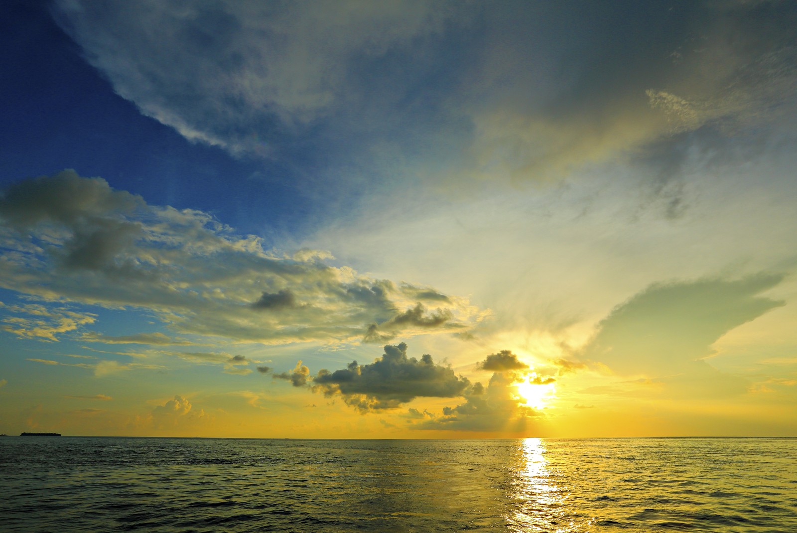 Une vue d'un coucher de soleil sur l'océan avec des nuages et de l'eau (coucher de soleil, horizon, nuage, mer, océan)