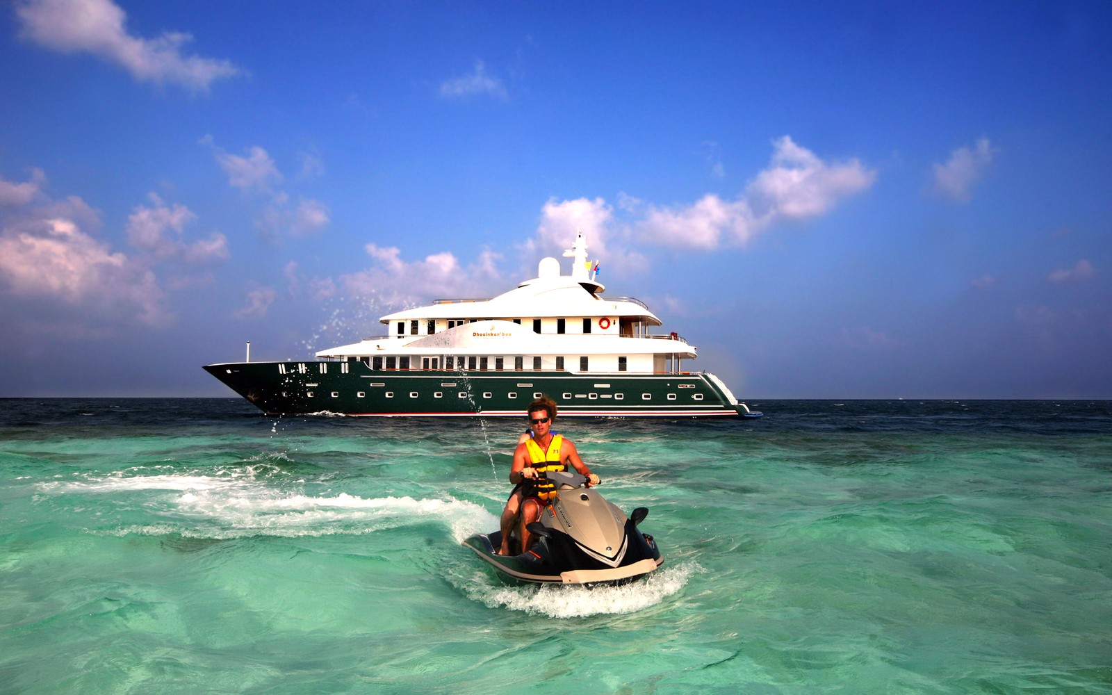 Ein mann fährt mit einem jetski im ozean (yacht, boot, wassertransport, meer, luxusyacht)