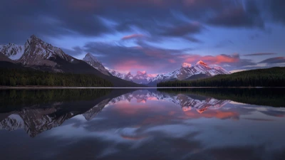 Lac de montagne serein au crépuscule avec des eaux réfléchissantes et des sommets majestueux