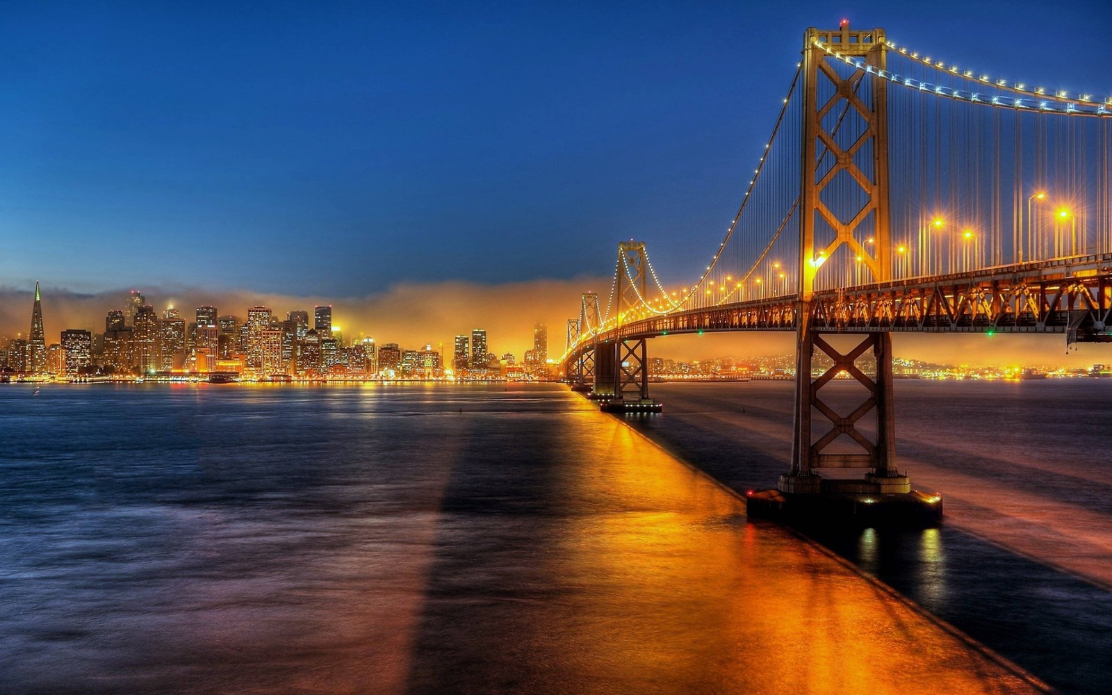 Вид на мост залива ночью с огнями города (мост золотые ворота, golden gate bridge, мост, достопримечательность, вода)