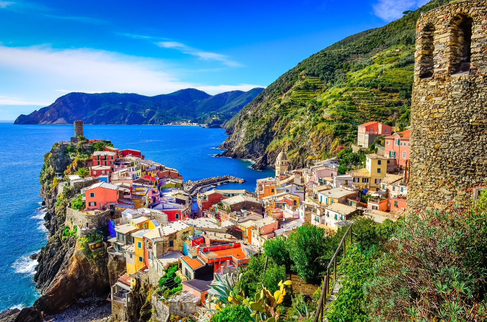 A aldeia de verna em cinquera, itália (manarola, trilha, caminhada, viagem, costa)