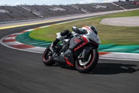 MV Agusta F3 RR correndo por uma curva em uma pista, exibindo seu design elegante e capacidades de desempenho.