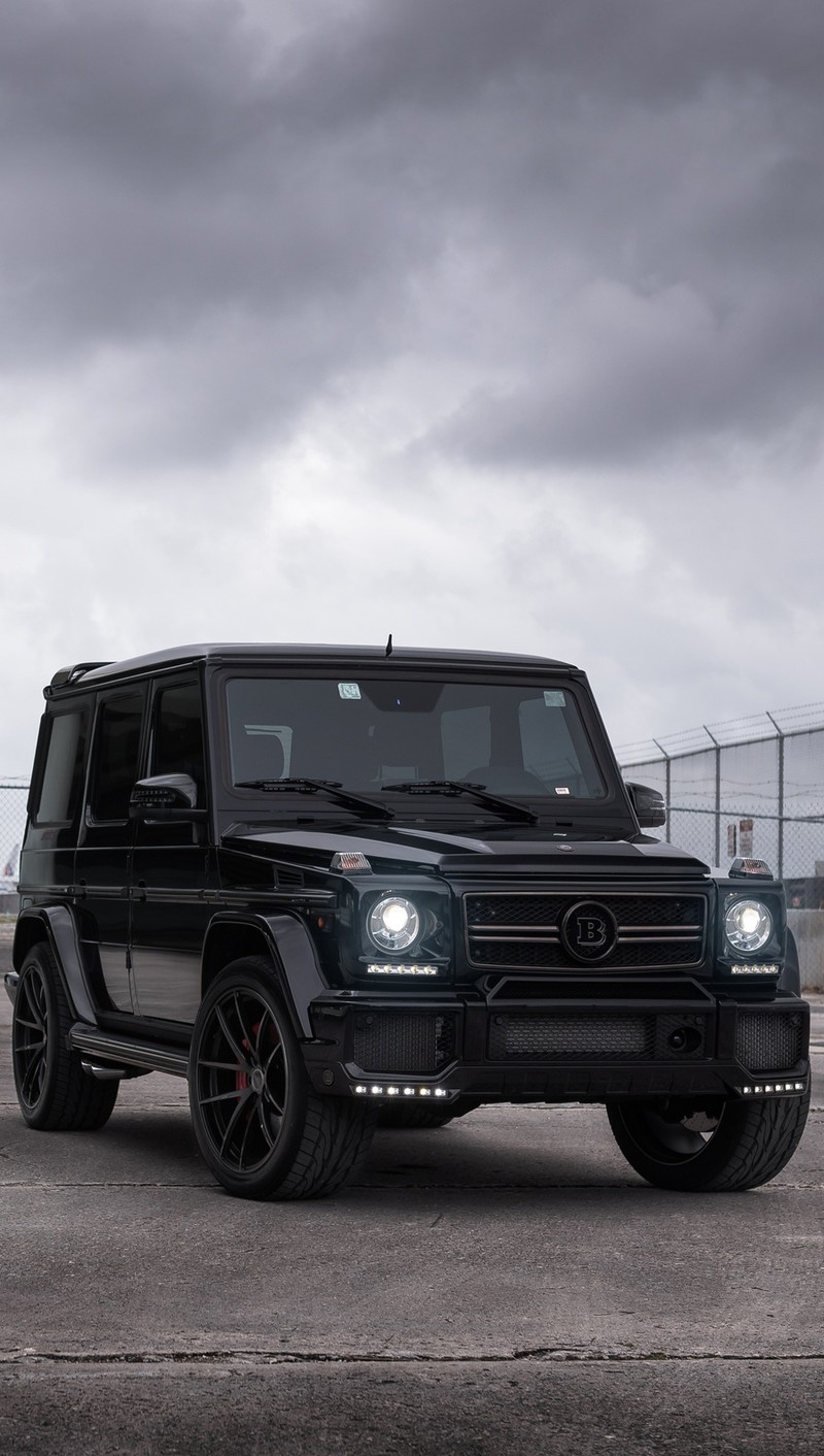 Черный мерседес g-класса припаркован в парковке (g класс, tunned brabus)