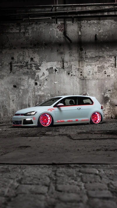 Superbe voiture de golf personnalisée avec des accents rouges audacieux dans un cadre urbain