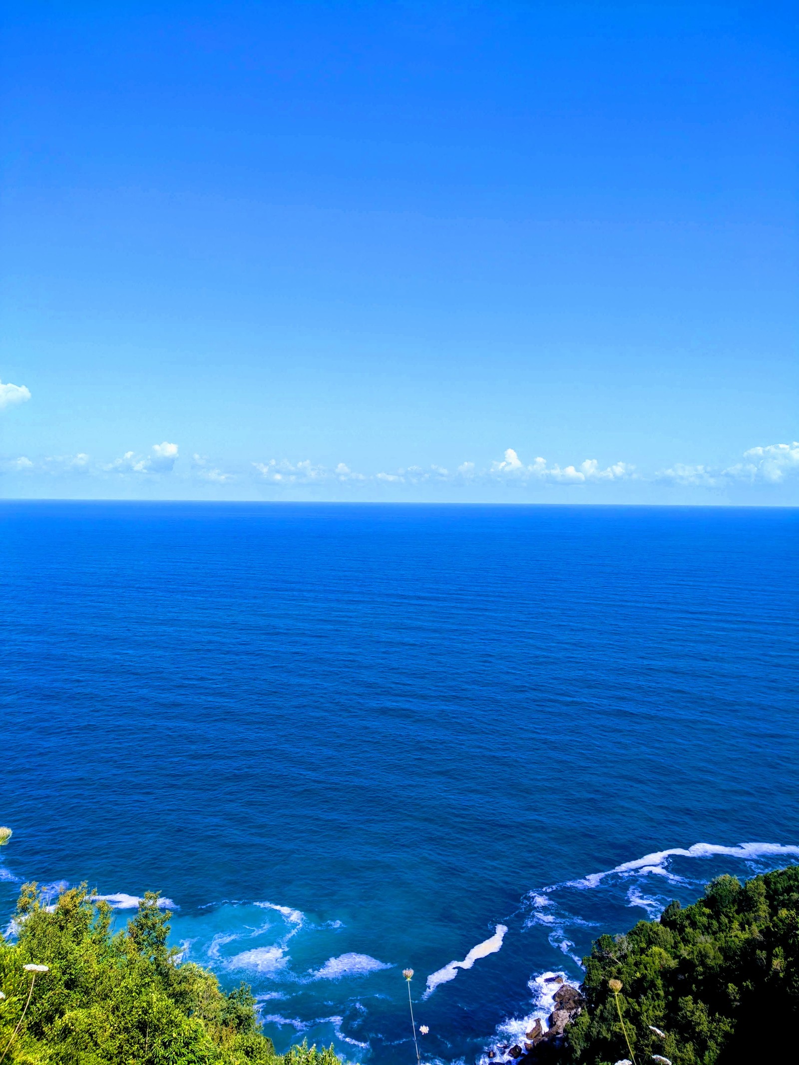 Vue de l'océan depuis une colline avec un bateau dans l'eau (mer noire, karadeniz, océan deniz manzara, ocean deniz manzara)