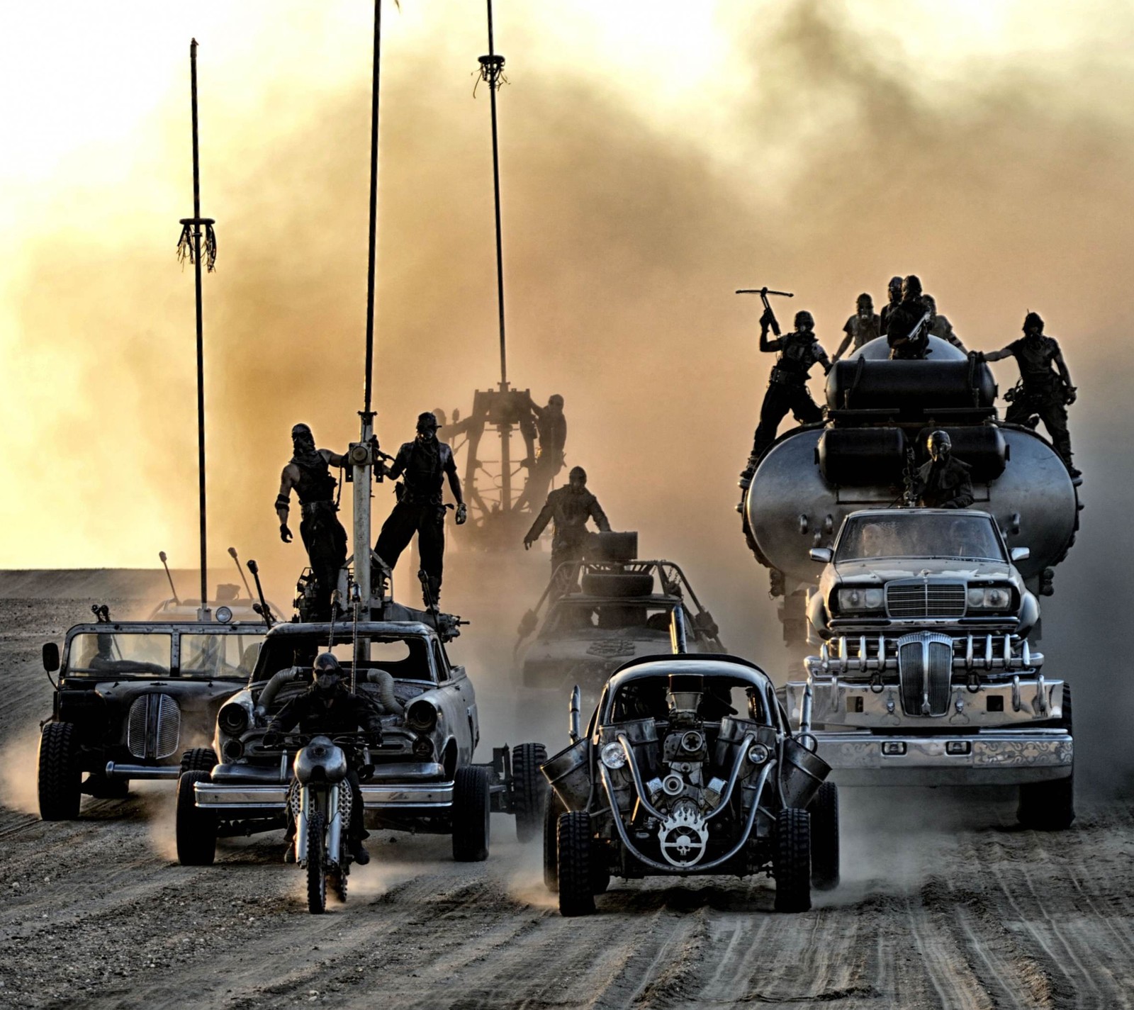 Véhicules et personnes sur un camion dans le désert. (mad max, film, affiche, subbu)