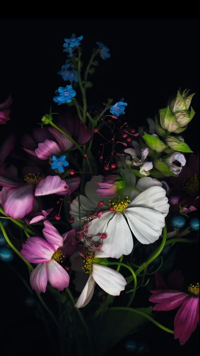 Arreglo floral vibrante con flores blancas y rosas sobre fondo oscuro (2016)