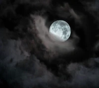 Lune pleine radieuse au milieu des nuages sombres