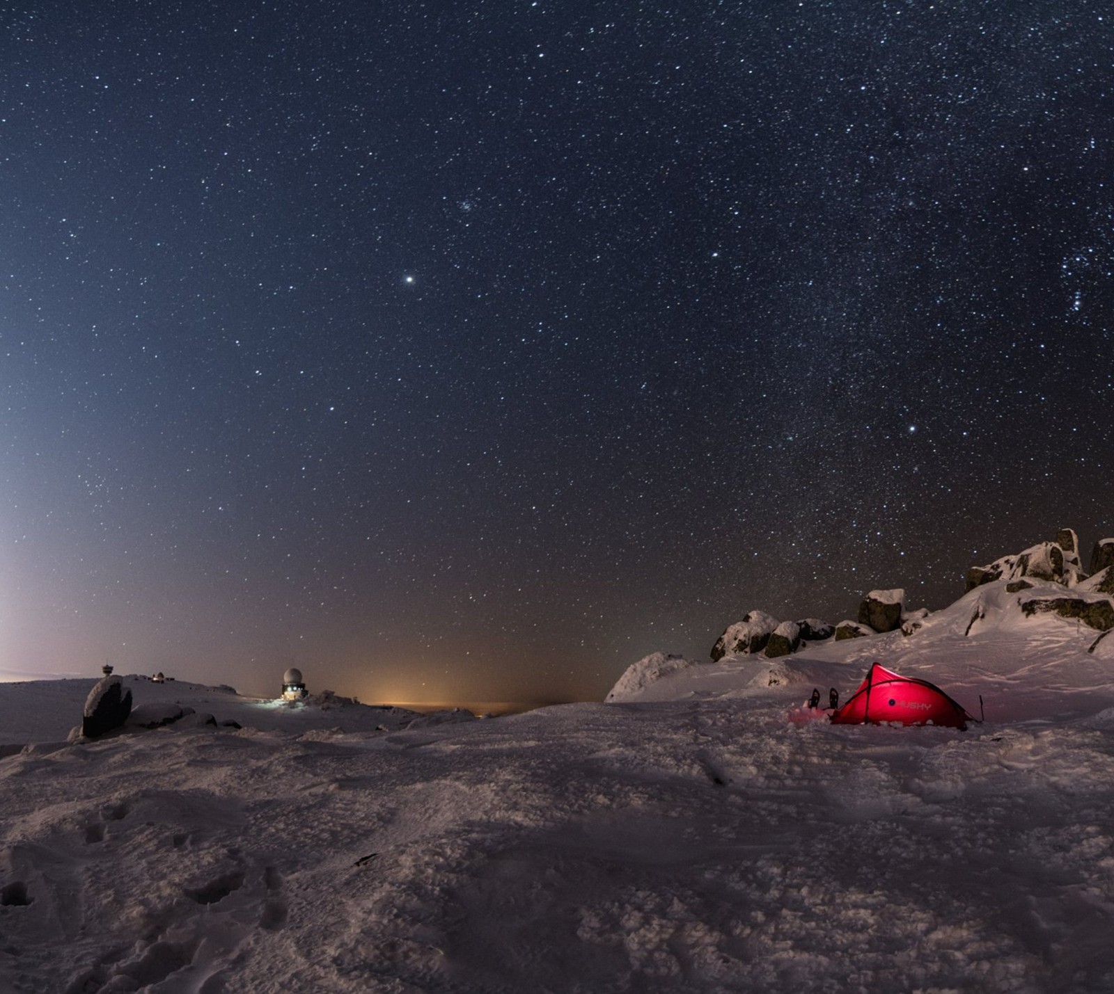 Céu estrelado sobre uma tenda e um casal de pessoas sentadas na neve (claramente, céu, estrelas, inverno)