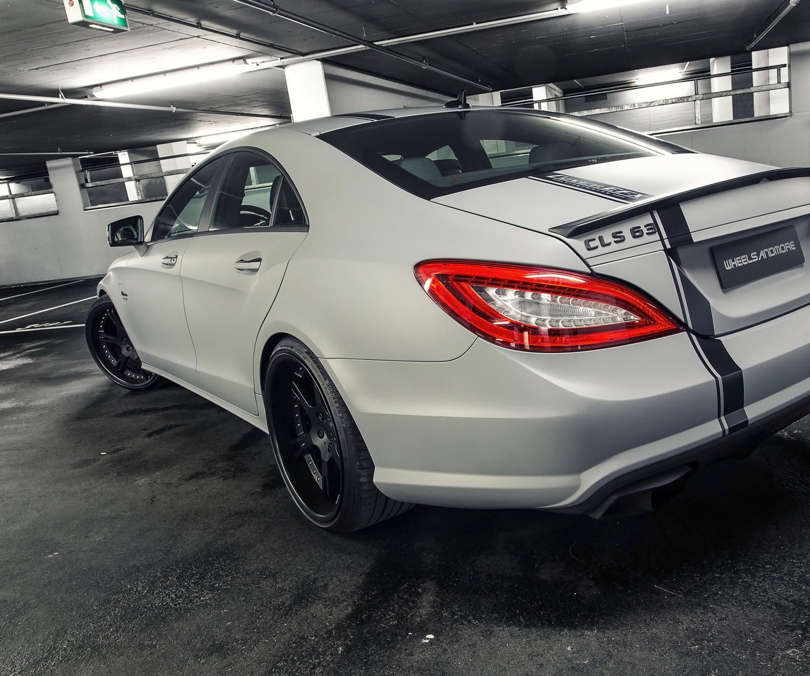 Un coche mercedes rojo estacionado en un garaje con una franja negra (increíble, amg, coche, mercedes)