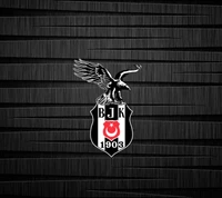 Schwarz-weißes BJK-Logo mit einem Adler, vor einem strukturierten dunklen Hintergrund.