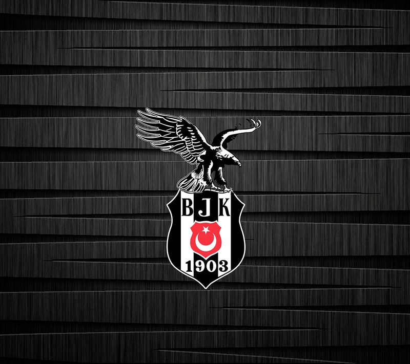 Близкий план черно-белого логотипа на деревянной стене (бешикташ, besiktas, bjk, чёрный, орел)