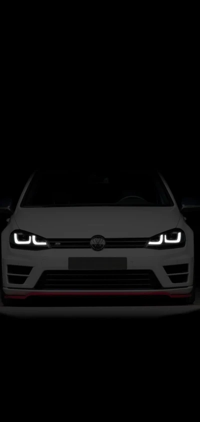 Volkswagen Golf com faróis LED marcantes em ambiente escuro