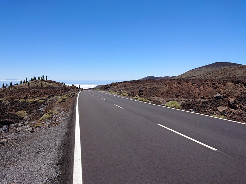 Há uma estrada asfaltada com uma linha branca ao lado (kanaren, teneriffa, estradas)