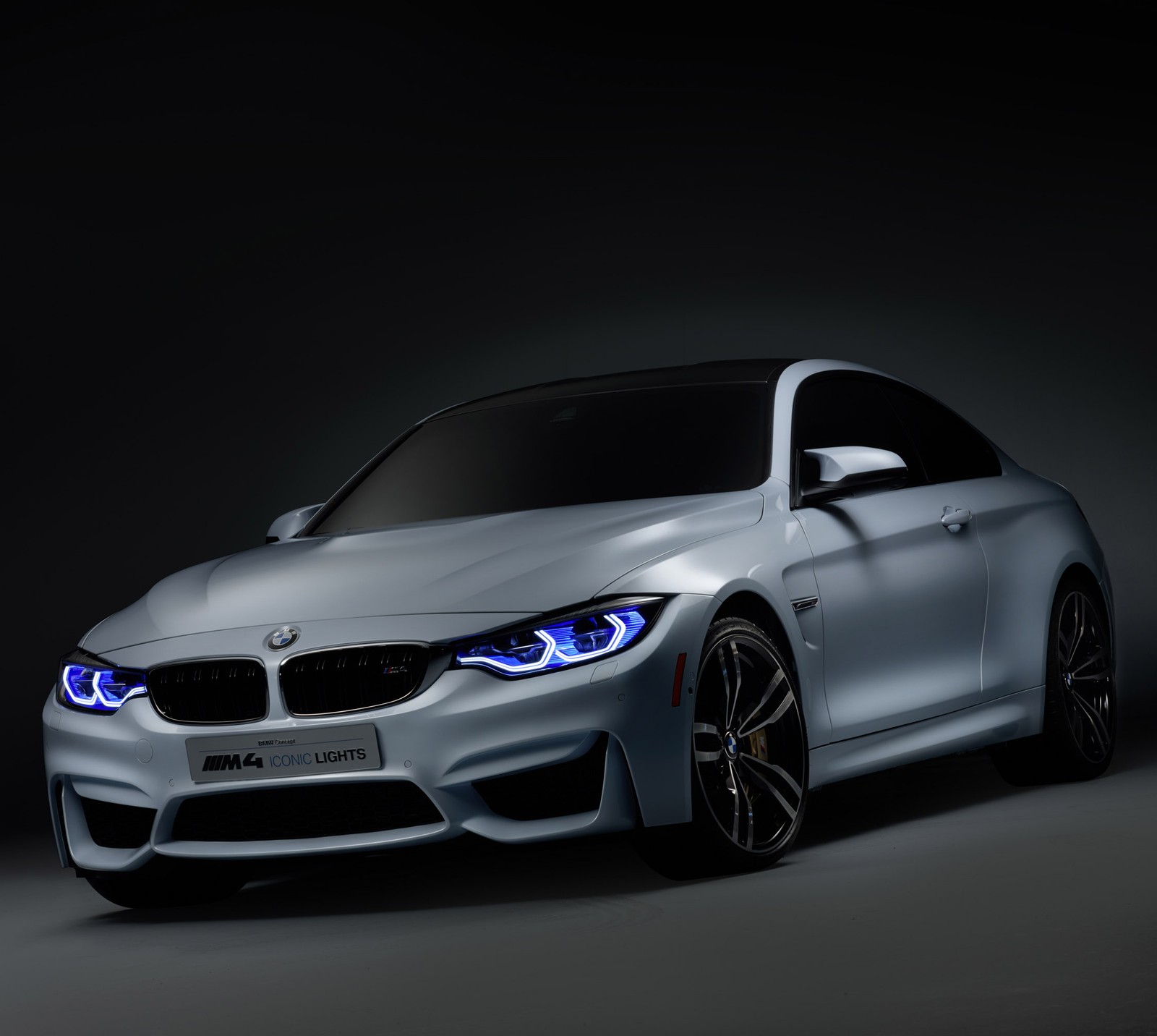 Coche de concepto bmw con luces azules (acura, audi, jaguar, lexus, mercedes)