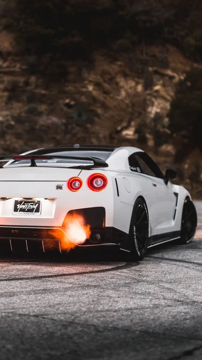 Nissan GT-R supercar blanc avec des flammes jaillissant de l'échappement