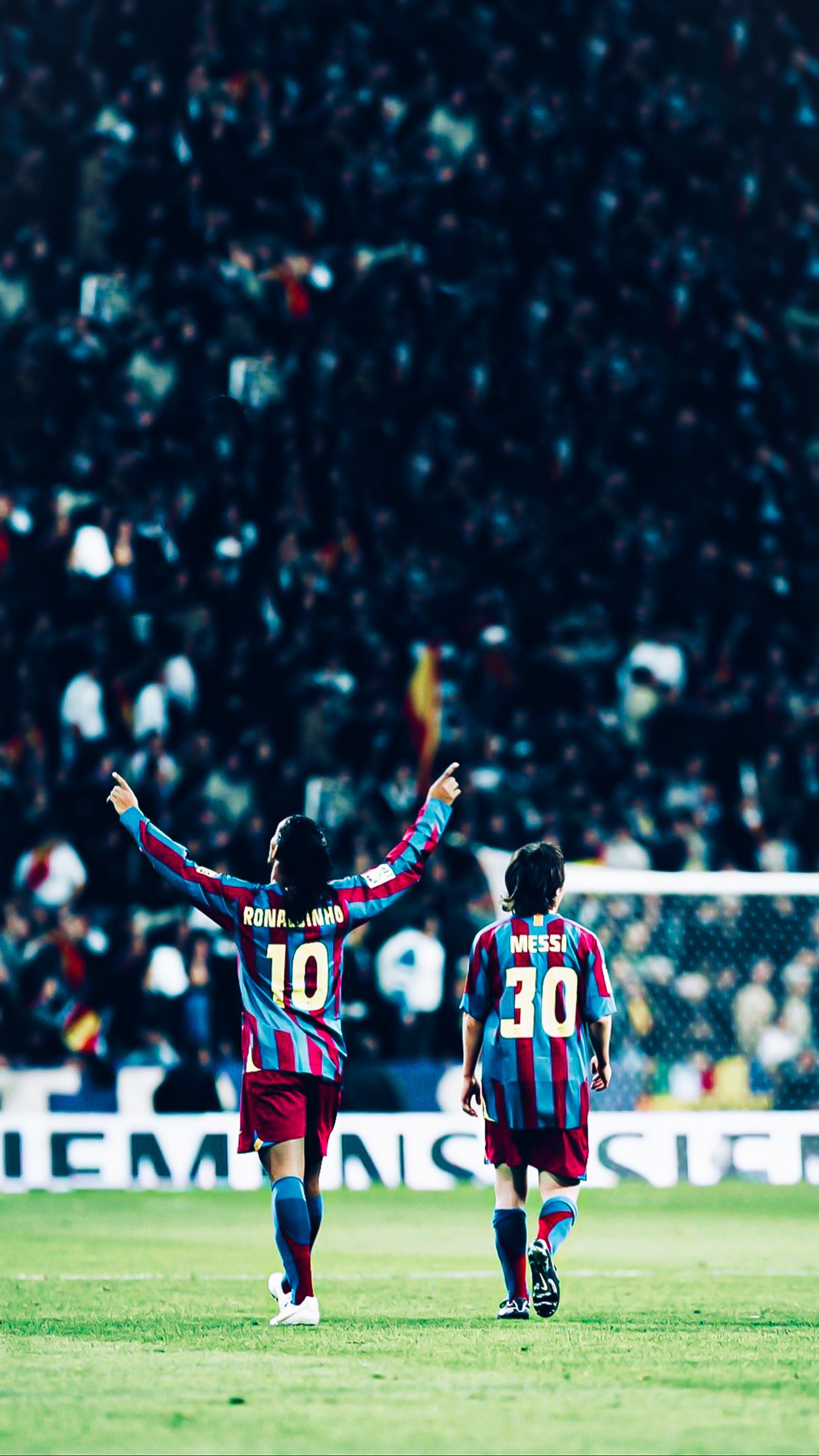 Dois jogadores de futebol comemorando um gol na frente de uma multidão (2003, argentina, barcelona, brasil, liga dos campeões)