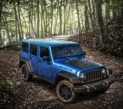 Jeep Wrangler azul en un sendero forestal en los EE. UU., rodeado de exuberante vegetación.