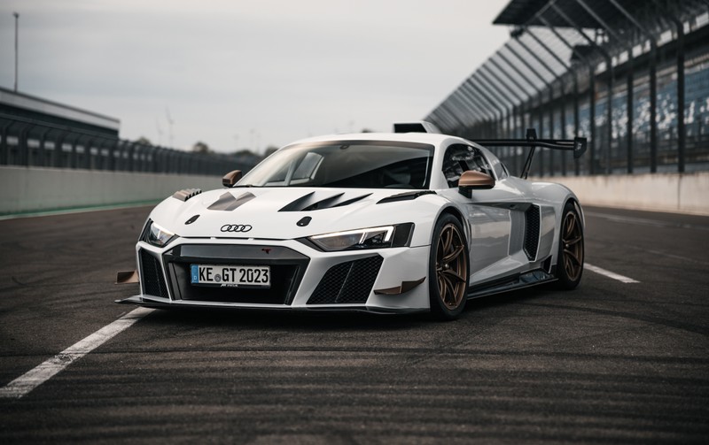 Гонка audi r8 на трассе с водителем на заднем плане (ауди r8 lms gt2, audi r8 lms gt2, индивидуальная настройка, 5k, гоночная трасса)