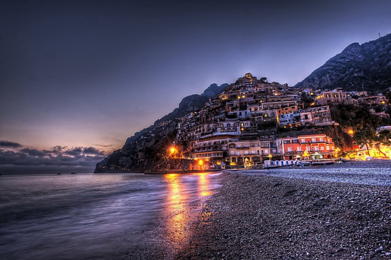 Вид на пляж с освещенным зданием на холме. (сорренто, sorrento, вода, берег, море)