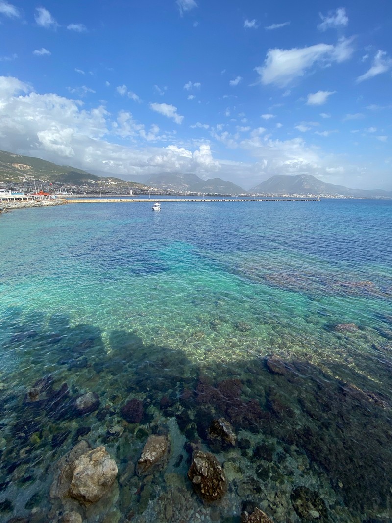 Лодка плавает в воде рядом с берегом (море, облако, вода, лазурный, жидкость)