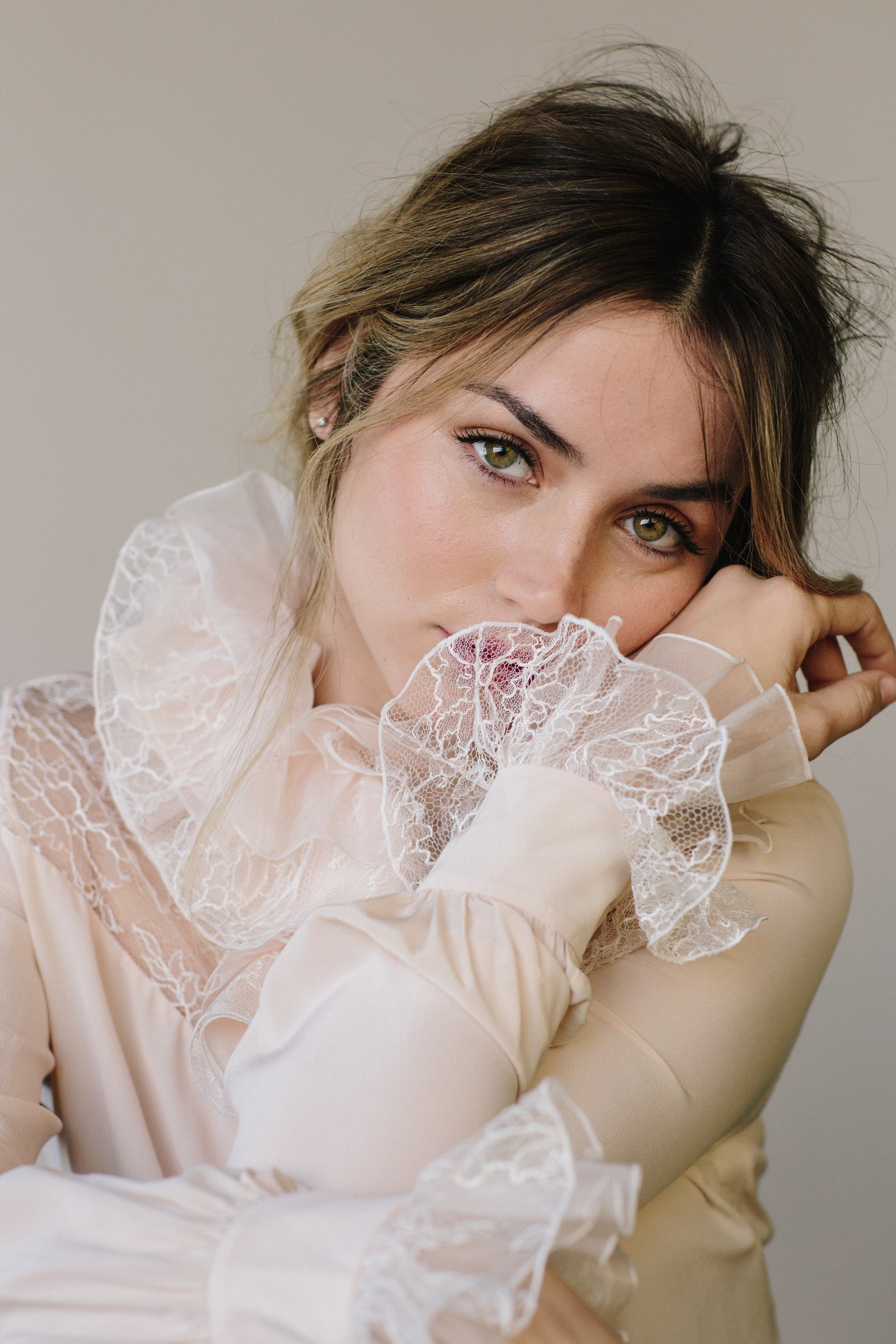 Une femme arabe en chemise blanche avec un col en dentelle blanc (ana de armas, belle actrice, actrice cubaine, actrice espagnole, portrait)