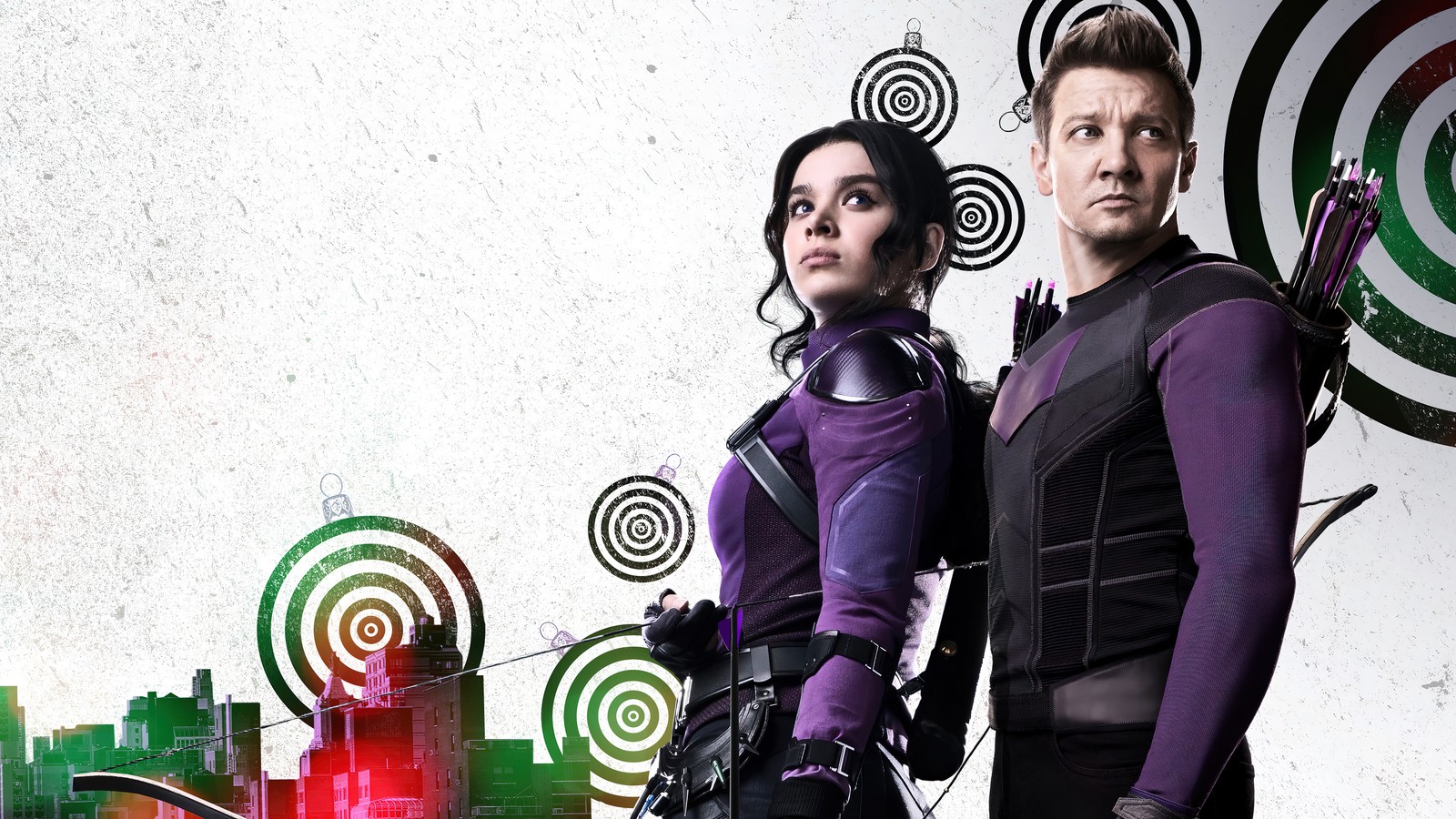 Gros plan de deux personnes debout devant un mur avec des flèches (la série hawkeye, disney, série télévisée, hawkeye, kate bishop)