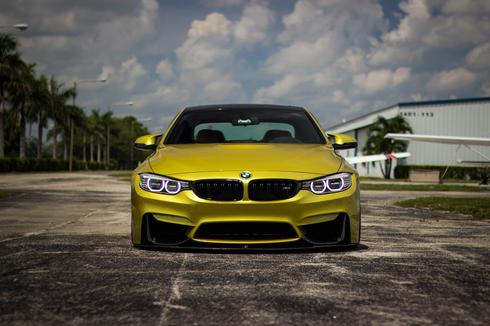 Gros plan d'une voiture bmw jaune garée dans un parking (bmw série 4, voiture, bmw, voiture de haute performance, pare chocs)