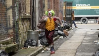 Joker corriendo por un callejón sucio