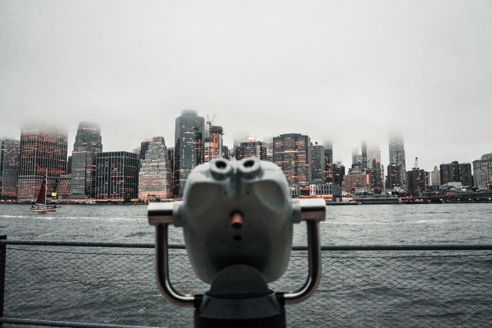 Vista aérea de un horizonte urbano desde un barco con un telescopio (agua, nueva york, new york, día, edificio)