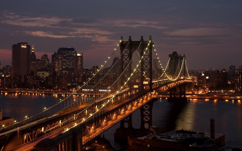 Воздушный вид на мост с городом на заднем плане (мост манхэттен, manhattan bridge, бруклинский мост, подвесной мост, городской пейзаж)