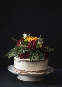 Rustikaler Hochzeitskuchen, gekrönt mit lebhaftem Blumenarrangement