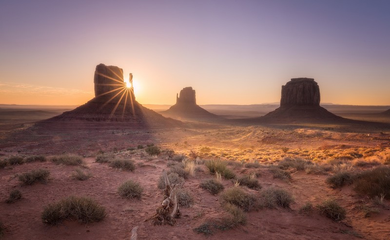 Вид на закат над пустыней с горой на заднем плане (долина памятников, monument valley, пустыня, пейзаж, экорегион)