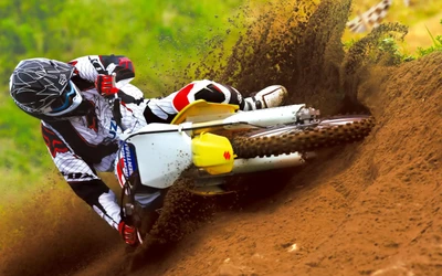 Piloto de motocross dinâmico fazendo uma curva em uma pista de terra