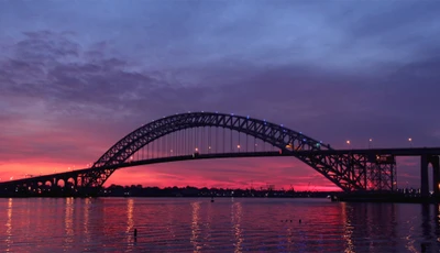 Dämmerungsreflexionen: Die majestätische Bogenbrücke über ruhigem Wasser