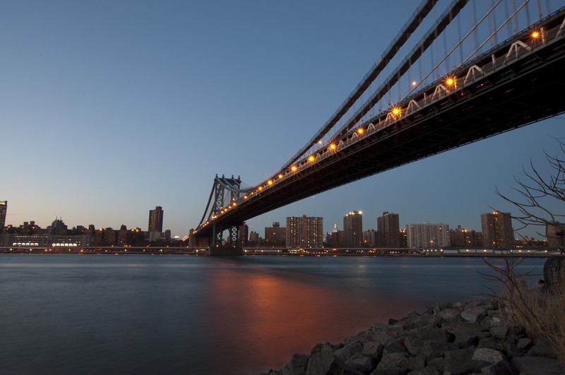 Арабский вид на мост над водоемом с городом на фоне (мост манхэттен, manhattan bridge, бруклинский мост, мост, подвесной мост)