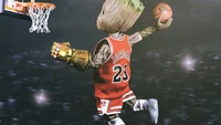 Baby Groot encesta con un baloncesto en una camiseta elegante