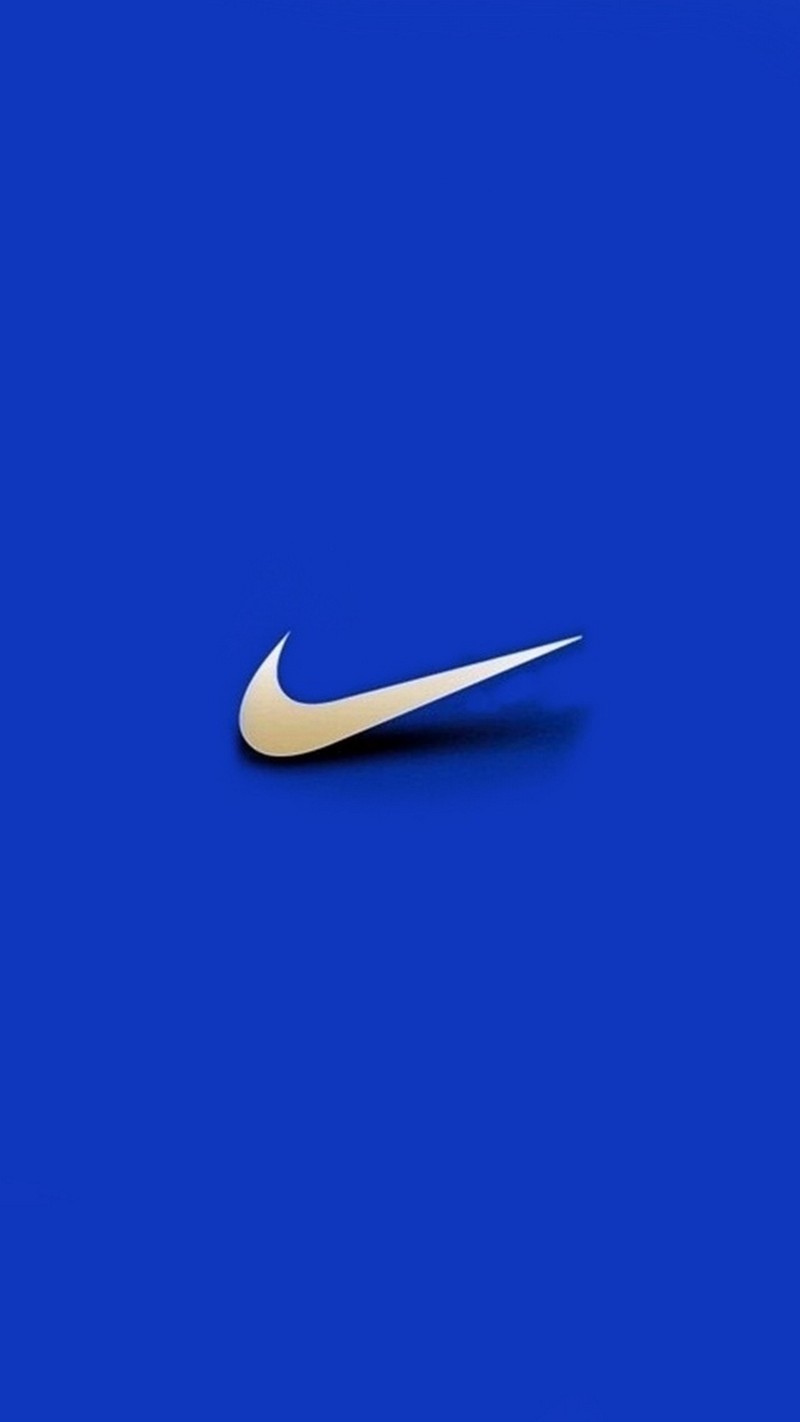 Близкий план белого логотипа nike на синем фоне (логотип, nike)