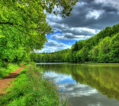 Río tropical sereno bajo nubes dramáticas