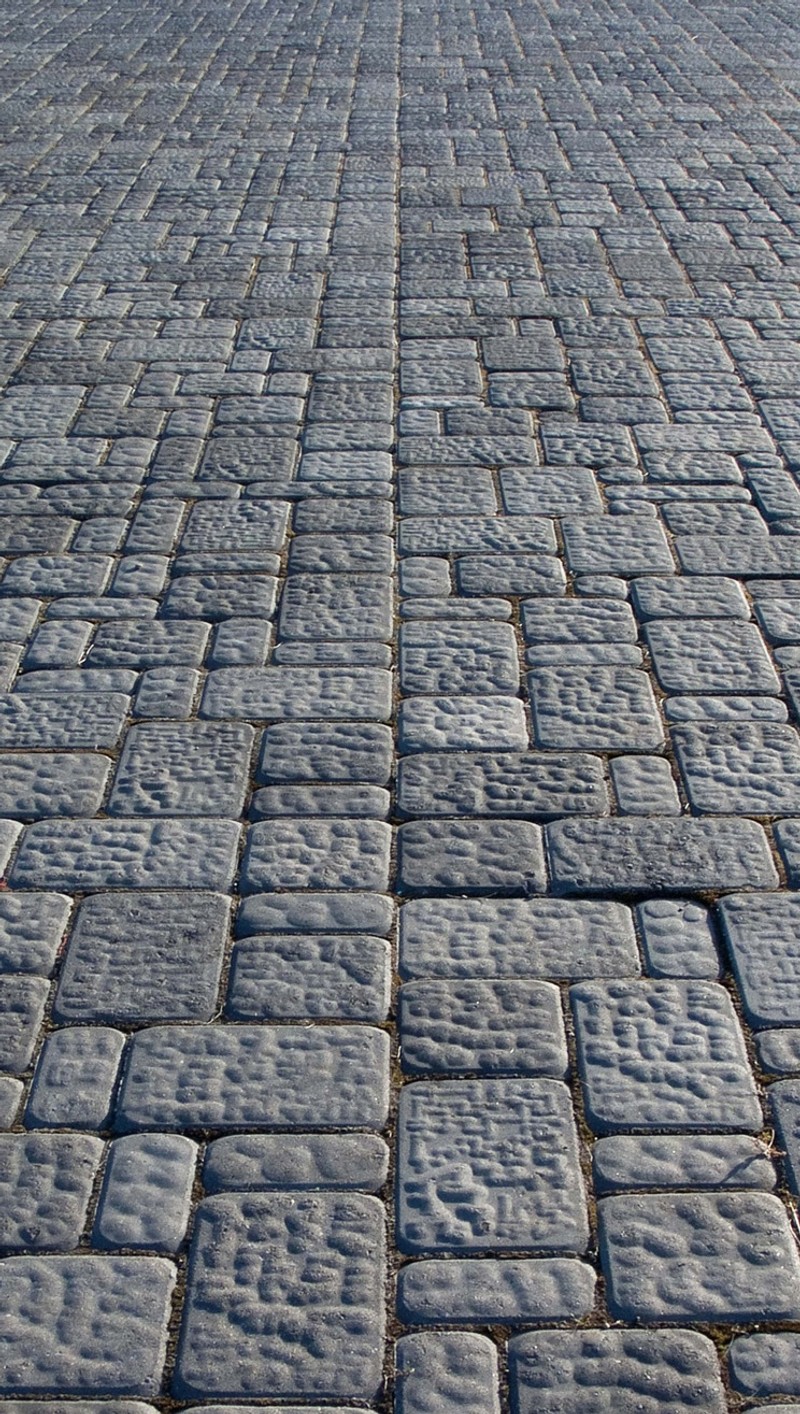 Панорамный вид на булыжную улицу с красным гидрантом (paving, камень)