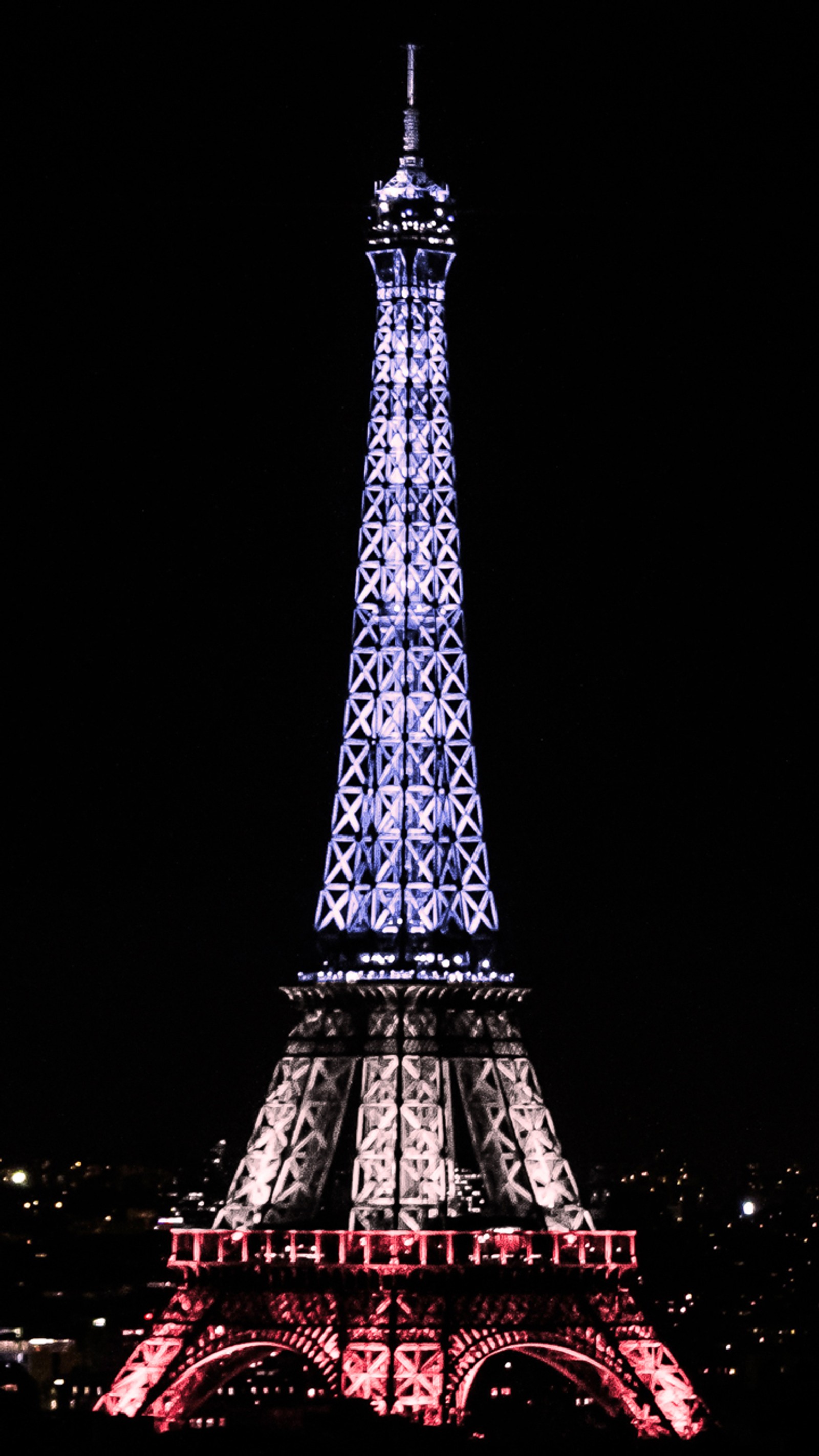 Vista aérea da torre eiffel iluminada em azul e vermelho (preto, torre eiffel, frança, noite, paris)