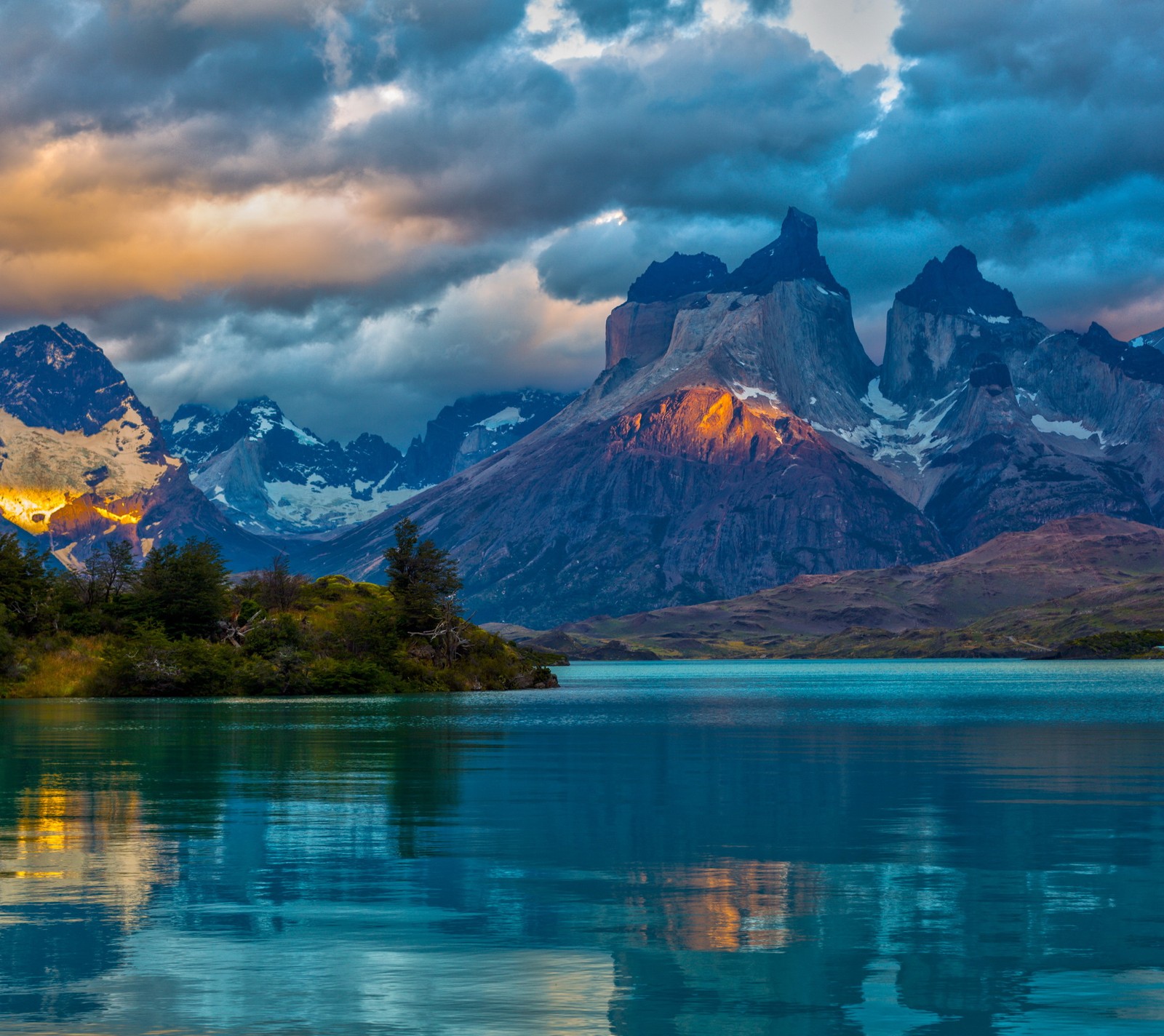 Uma vista de um lago com montanhas ao fundo (legal, hd, lago, montanhas)