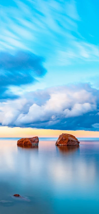 Plage tropicale tranquille avec des rochers sous un ciel bleu