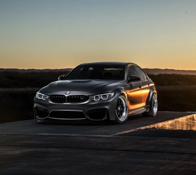 Elegante BMW M3 ao pôr do sol: Uma fusão de desempenho e design