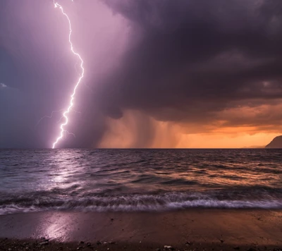 Relâmpagos atingem o oceano durante uma tempestade