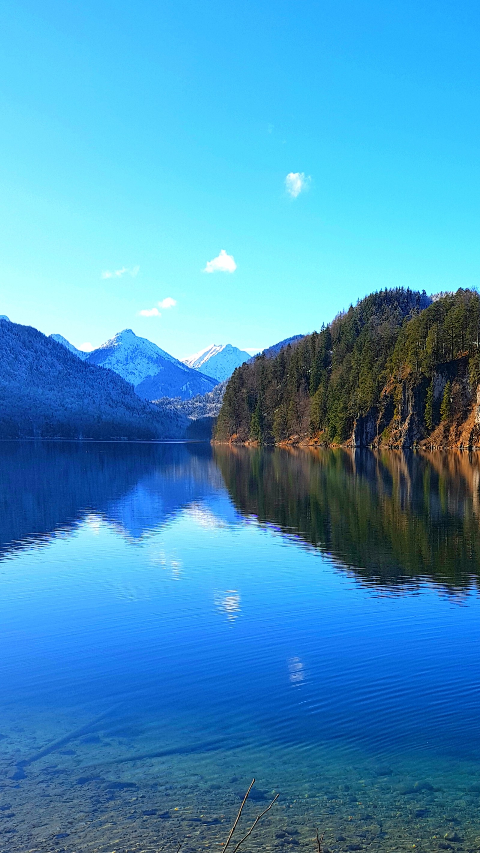 Un bateau qui est posé sur l'eau (bleu, forrest, lac, mountine, nature)