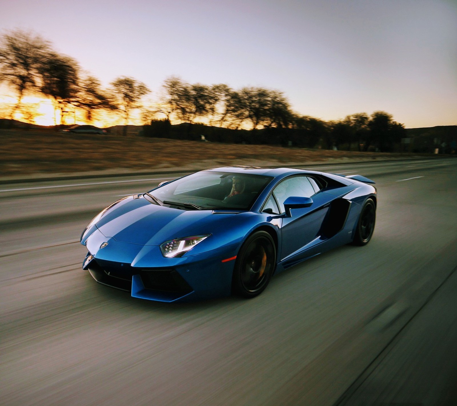 Gros plan d'une voiture de sport bleue roulant sur une route (voiture, wonderful car)