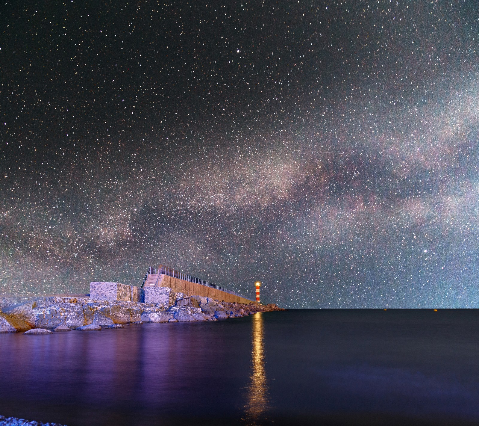 Cielo estrellado sobre un faro y un cuerpo de agua (faro, océano, mar, cielo, estrella)